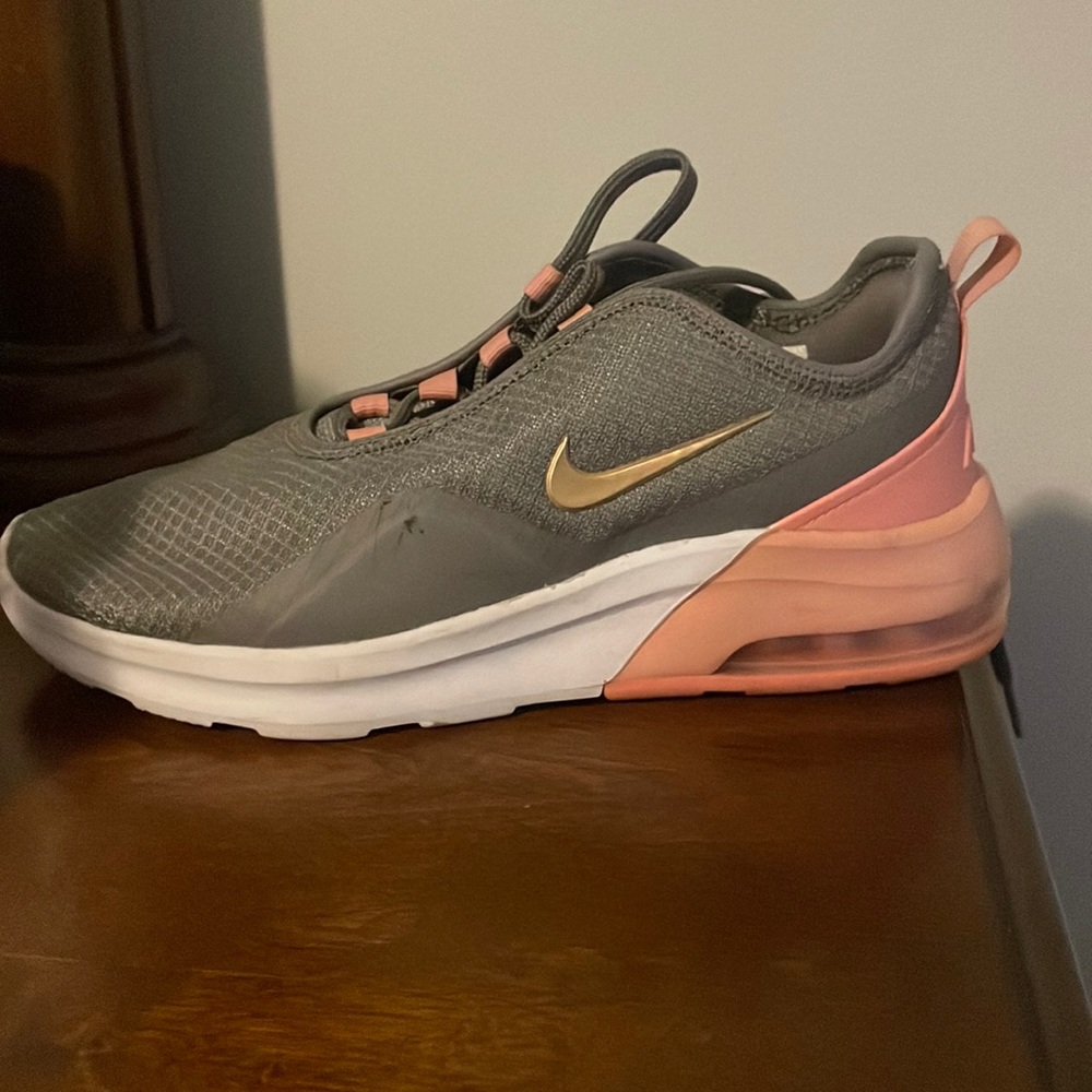 lightly worn nike tennis shoes
